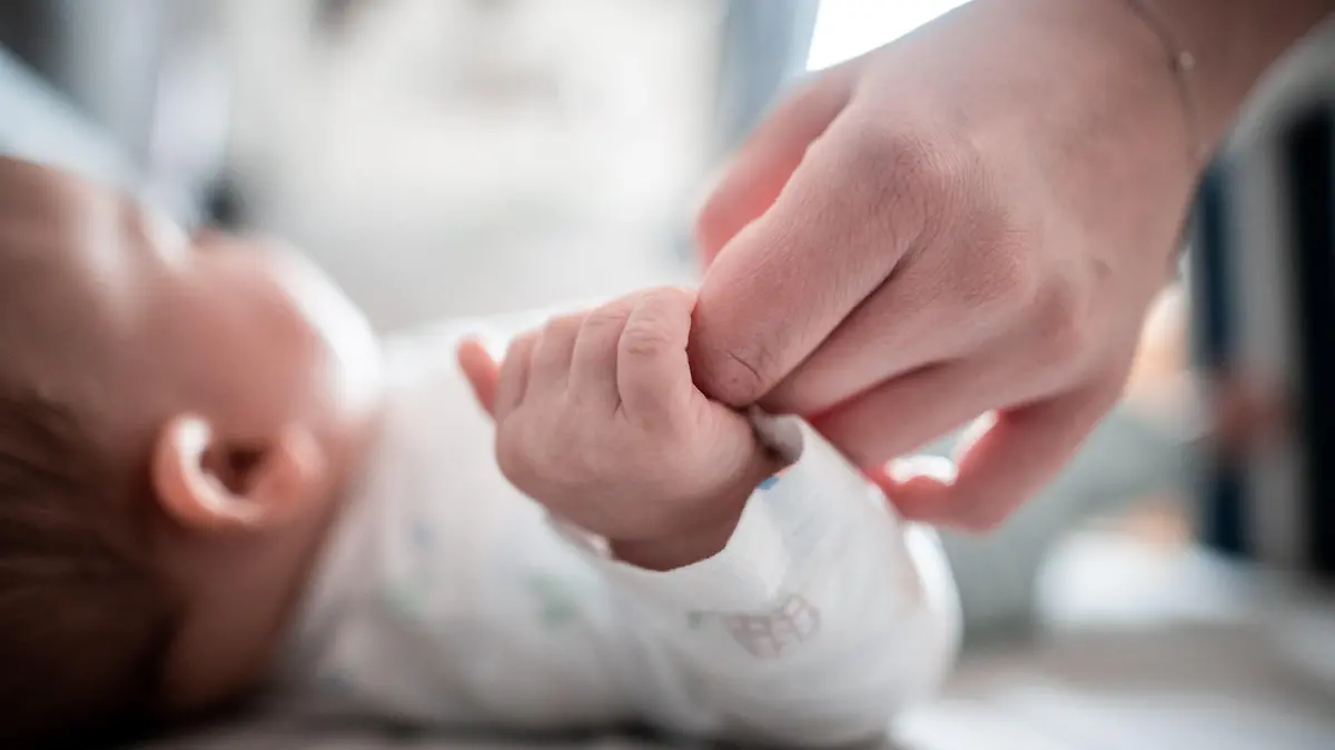 ARCHIV - 30.12.2019, Nordrhein-Westfalen, Oberhausen: Ein Baby klammert sich an einen Finger seiner Mutter. Aktuell könnte ein neugeborenes Mädchen 83,4 Jahre alt werden, berichtete das Statistische Bundesamt am Dienstag, 29.09.2020. (zu dpa Lebenserwartung in Deutschland weiter gestiegen) Foto: Fabian Strauch/dpa +++ dpa-Bildfunk +++