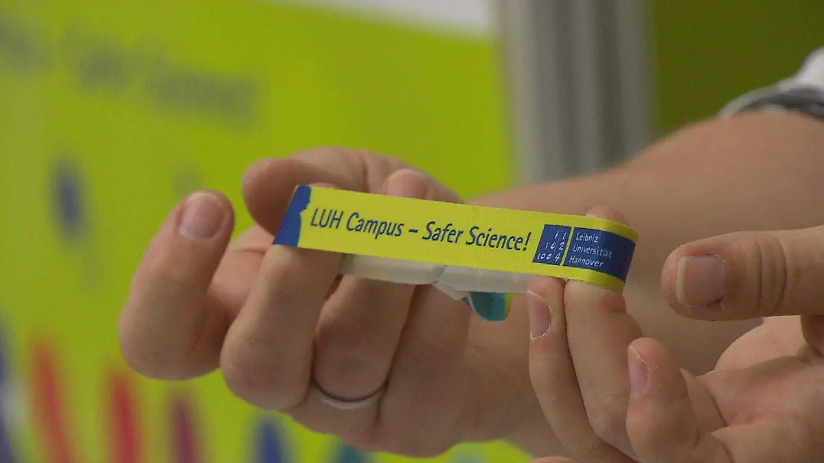 Armbänder als Impfnachweise für Studenten.