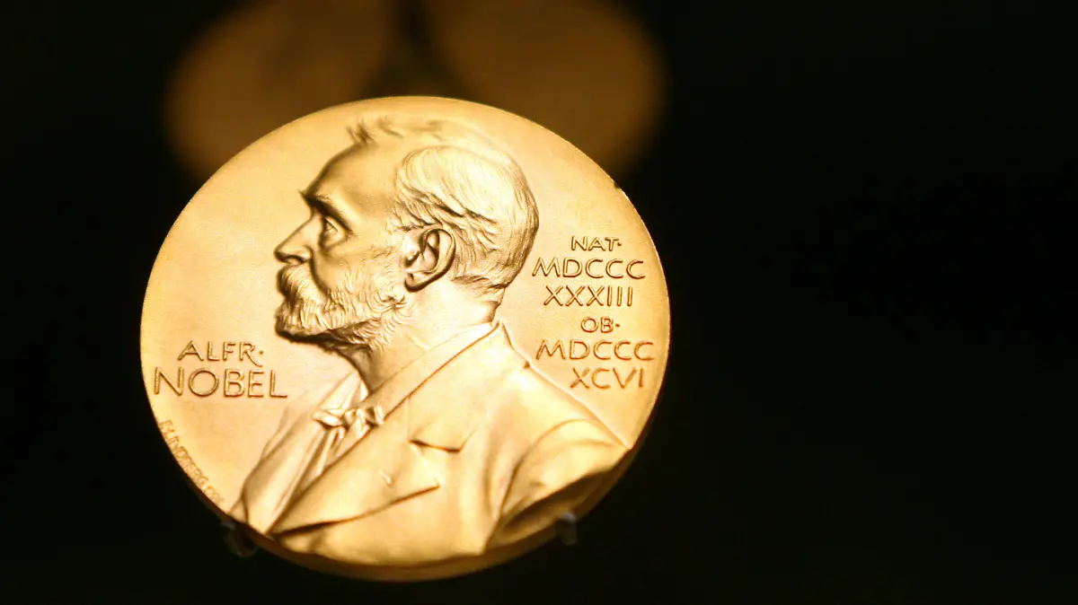 ARCHIV - 08.12.2007, Schweden, Stockholm: Eine Medaille mit dem Konterfei von Alfred Nobel ist im Nobel Museum zu sehen. (zu dpa "Nobelpreise werden verkündet - Medizin zum Auftakt, Pandemie im Blick") Foto: Kay Nietfeld/dpa +++ dpa-Bildfunk +++