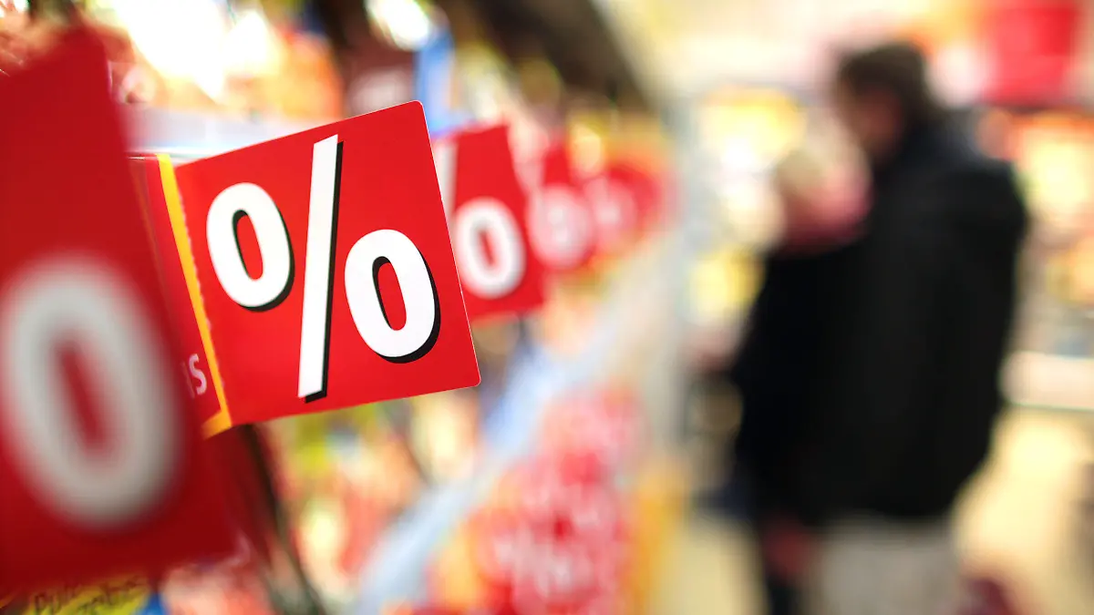 ARCHIV - 13.02.2012, Nordrhein-Westfalen, Köln: Prozentzeichen hängen in einem Supermarkt an Regalen. Als die Corona-Krise noch jung und Toilettenpapier und Nudeln knapp waren, da spielten Sonderangebote im Lebensmittelhandel eine Zeit lang keine große Rolle. Doch das ist Vergangenheit. (zu dpa «Der Preis ist wieder heiß im Lebensmittelhandel») Foto: Oliver Berg/dpa +++ dpa-Bildfunk +++