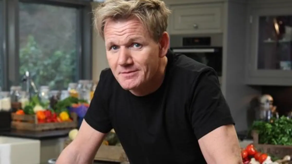 Gordon Ramsay's ultimate Home Cooking

BU: Gordon Ramsay zeigt den Zuschauern, wie sie auch zuhause schmackhafte Gerichte kochen können.

BB: erste Staffel

Land: UK