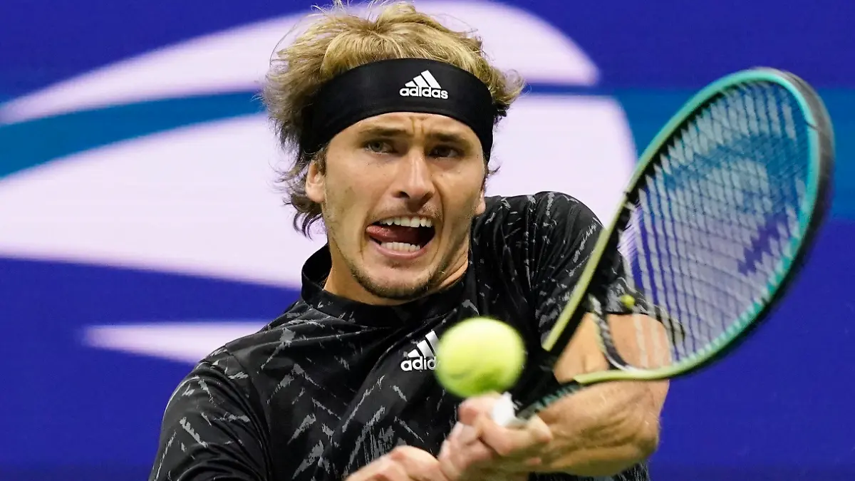 10.09.2021, USA, New York: Tennis: Grand Slam/ATP-Tour - US Open, Einzel, Herren, Halbfinale, Zverev (Deutschland) - Djokovic (Serbien): Alexander Zverev retourniert einen Ball. (zu dpa "Becker lobt: «Der beste Zverev, den ich bis jetzt gesehen habe» ") Foto: Elise Amendola/AP/dpa +++ dpa-Bildfunk +++