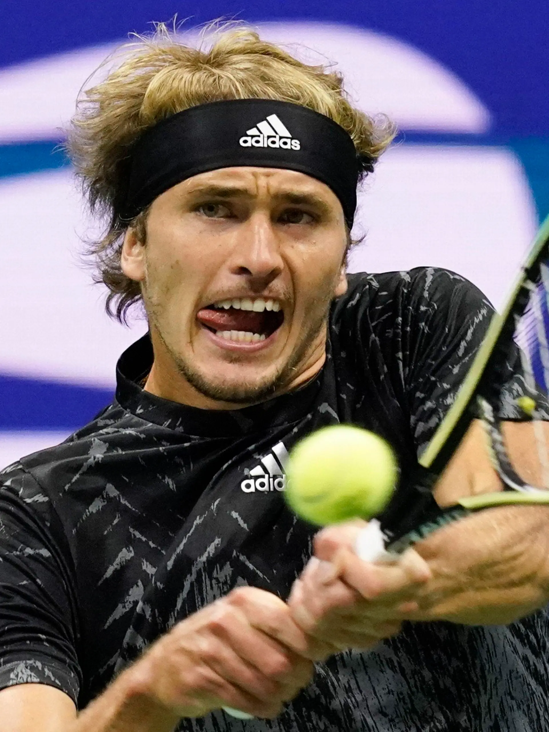 10.09.2021, USA, New York: Tennis: Grand Slam/ATP-Tour - US Open, Einzel, Herren, Halbfinale, Zverev (Deutschland) - Djokovic (Serbien): Alexander Zverev retourniert einen Ball. (zu dpa "Becker lobt: «Der beste Zverev, den ich bis jetzt gesehen habe» ") Foto: Elise Amendola/AP/dpa +++ dpa-Bildfunk +++