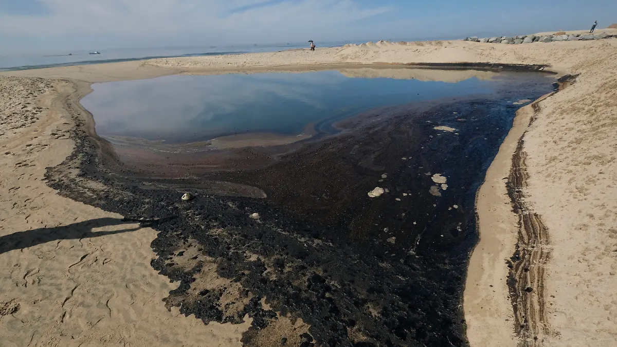 03.10.2021, USA, Huntington Beach: Öl wird angespült. Eine der größten Ölverschmutzungen in der jüngeren Geschichte Südkaliforniens verschmutzte beliebte Strände und tötete Wildtiere, während sich die Einsatzkräfte bemühten, das Rohöl einzudämmen, bevor es sich weiter in geschützte Feuchtgebiete ausbreiten konnte. Mindestens 126.000 Gallonen (572.807 Liter) Öl sind in die Gewässer vor Orange County ausgelaufen, wie die Stadt Huntington Beach mitteilte. Foto: Ringo H.W. Chiu/FR170512 AP/dpa +++ dpa-Bildfunk +++