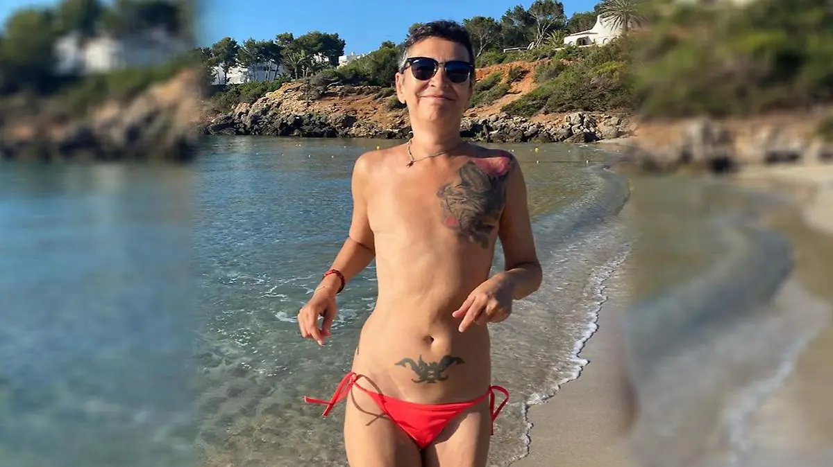 Uta Melle. Sie trägt am Strand selbstbewusst nur ein Biki-Höschen.