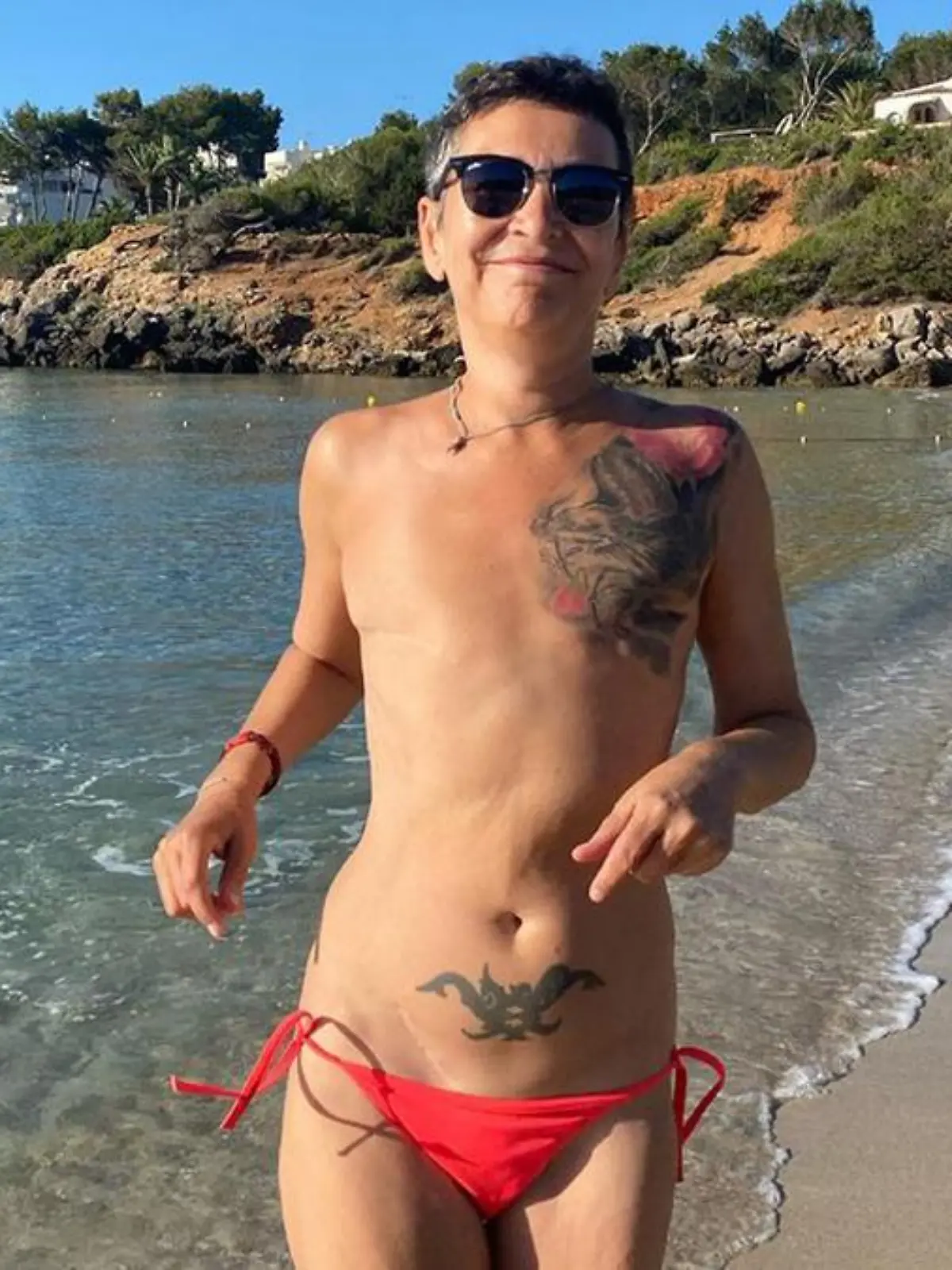 Uta Melle. Sie trägt am Strand selbstbewusst nur ein Biki-Höschen.