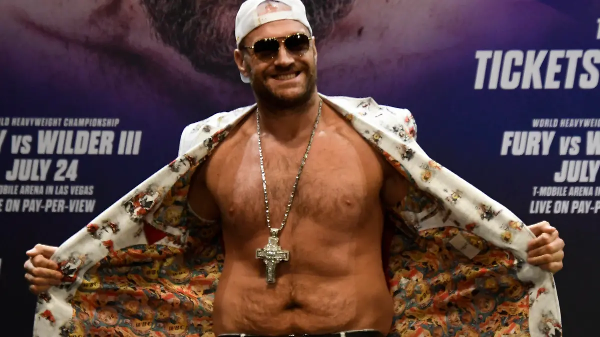 June 15, 2021, Los Angeles, California, USA: TYSON THE GYPSY KING FURY R shows some fashion at the start of a Los Angeles press conference, PK, Pressekonferenz on his upcoming 3rd fight with D. Wilder Tuesday. The two will fight on Saturday, July 24, headlining a pay-per-view event live from T-Mobile Arena in Las Vegas. Los Angeles USA - ZUMAbl1_ 20210615_zaf_bl1_003 Copyright: xGenexBlevinsx 
