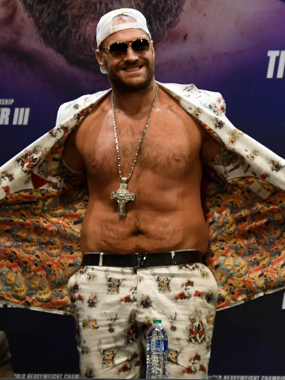 June 15, 2021, Los Angeles, California, USA: TYSON THE GYPSY KING FURY R shows some fashion at the start of a Los Angeles press conference, PK, Pressekonferenz on his upcoming 3rd fight with D. Wilder Tuesday. The two will fight on Saturday, July 24, headlining a pay-per-view event live from T-Mobile Arena in Las Vegas. Los Angeles USA - ZUMAbl1_ 20210615_zaf_bl1_003 Copyright: xGenexBlevinsx 