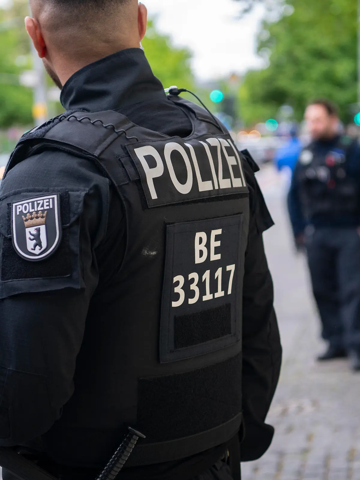 14.05.2020, Berlin: Polizeibeamte stehen auf der Mecklenburgischen Straße. Im Rahmen einer Razzia durchsuchen eine Hundertschaft der Polizei Berlin und das LKA seit dem Morgen mehrere Objekte in Berlin. Es geht um den Verdacht des Drogenhandels und um Waffenbesitz. Laut Polizei richten sich die Durchsuchungsmaßnahmen gegen eine arabischstämmige Großfamilie. Foto: Paul Zinken/dpa-zb-Zentralbild/dpa +++ dpa-Bildfunk +++
