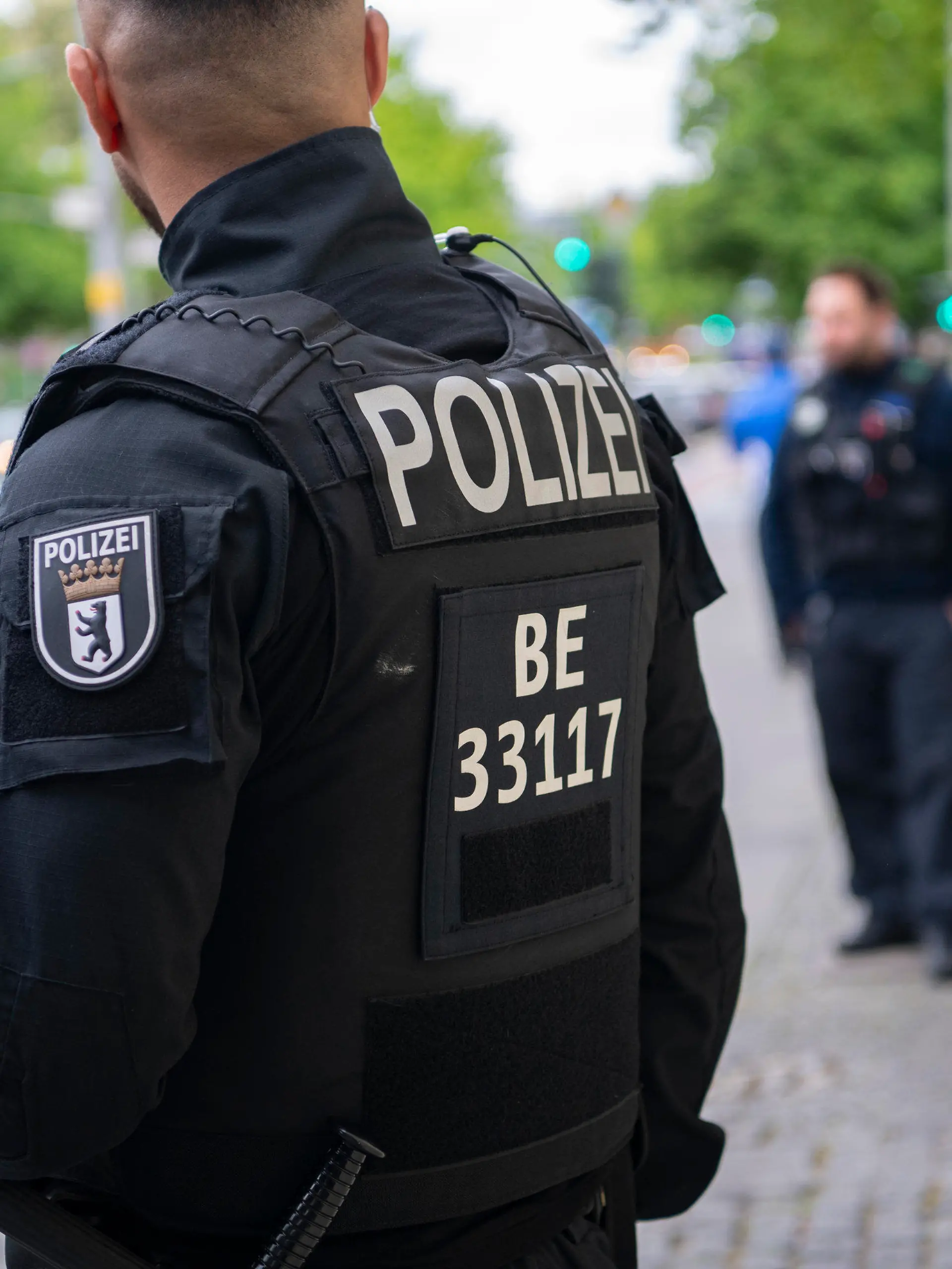 14.05.2020, Berlin: Polizeibeamte stehen auf der Mecklenburgischen Straße. Im Rahmen einer Razzia durchsuchen eine Hundertschaft der Polizei Berlin und das LKA seit dem Morgen mehrere Objekte in Berlin. Es geht um den Verdacht des Drogenhandels und um Waffenbesitz. Laut Polizei richten sich die Durchsuchungsmaßnahmen gegen eine arabischstämmige Großfamilie. Foto: Paul Zinken/dpa-zb-Zentralbild/dpa +++ dpa-Bildfunk +++