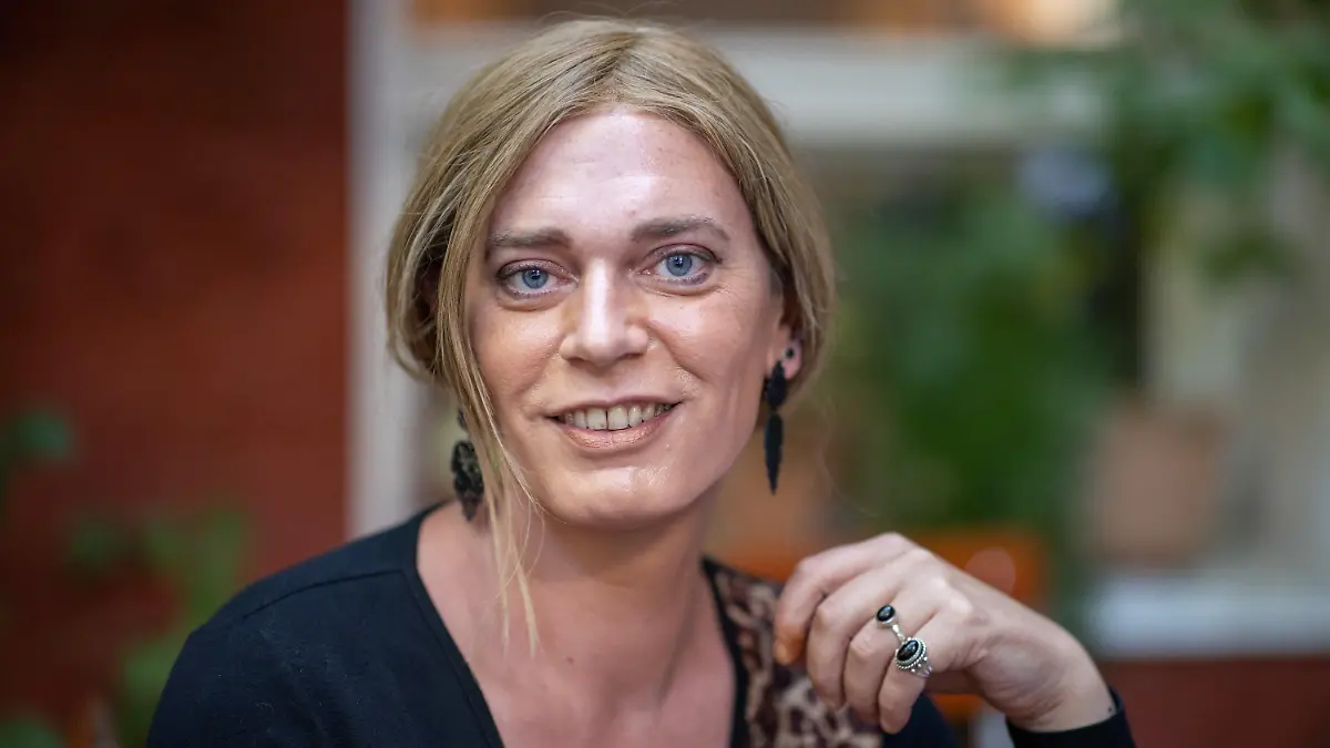 ARCHIV - 03.09.2021, Bayern, Nürnberg: Tessa Ganserer (Bündnis 90/Die Grünen), bayerische Landtagsabgeordnete, am Rande eines Pressegesprächs. Ganserer ist die erste Politikerin in Deutschland, die sich während ihrer Amtszeit als transgeschlechtlich geoutet hat. Jetzt zieht sie in den Bundestag (zu dpa ««Ein historischer Moment» - Tessa Ganserer im Bundestag»). Foto: Daniel Karmann/dpa +++ dpa-Bildfunk +++