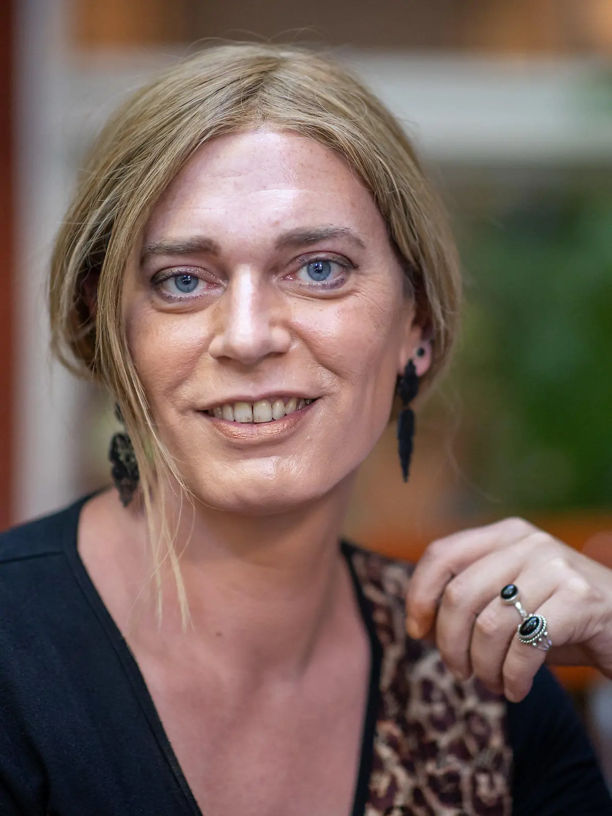 ARCHIV - 03.09.2021, Bayern, Nürnberg: Tessa Ganserer (Bündnis 90/Die Grünen), bayerische Landtagsabgeordnete, am Rande eines Pressegesprächs. Ganserer ist die erste Politikerin in Deutschland, die sich während ihrer Amtszeit als transgeschlechtlich geoutet hat. Jetzt zieht sie in den Bundestag (zu dpa ««Ein historischer Moment» - Tessa Ganserer im Bundestag»). Foto: Daniel Karmann/dpa +++ dpa-Bildfunk +++