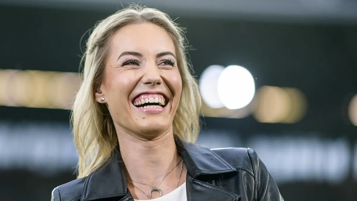 KFC Uerdingen vs Borussia Dortmund, Fussball DFB Pokal - 1. Runde, 09.08.2019 Sport1 Moderatorin Laura Papendick bei der 1. Runden Partie im DFB Pokal zwischen dem KFC Uerdingen und Borussia Mönchengladbach am 09.08.2019 in der Merkur Spiel-Arena in Düsseldorf. DFB regulations prohibit any use of photographs as image sequences and/or quasi-video. , Düsseldorf NRW Deutschland Merkur Spiel-Arena *** KFC Uerdingen vs. Borussia Dortmund, Football DFB Cup 1 Round, 09 08 2019 Sport1 Moderator Laura Papendick at the 1 Round Match in the DFB Cup between KFC Uerdingen and Borussia Mönchengladbach on 09 08 2019 in the Merkur Spiel Arena in Düsseldorf DFB regulations prohibit any use of photographs as image sequences and or quasi video , Düsseldorf NRW Germany Merkur Spiel Arena  