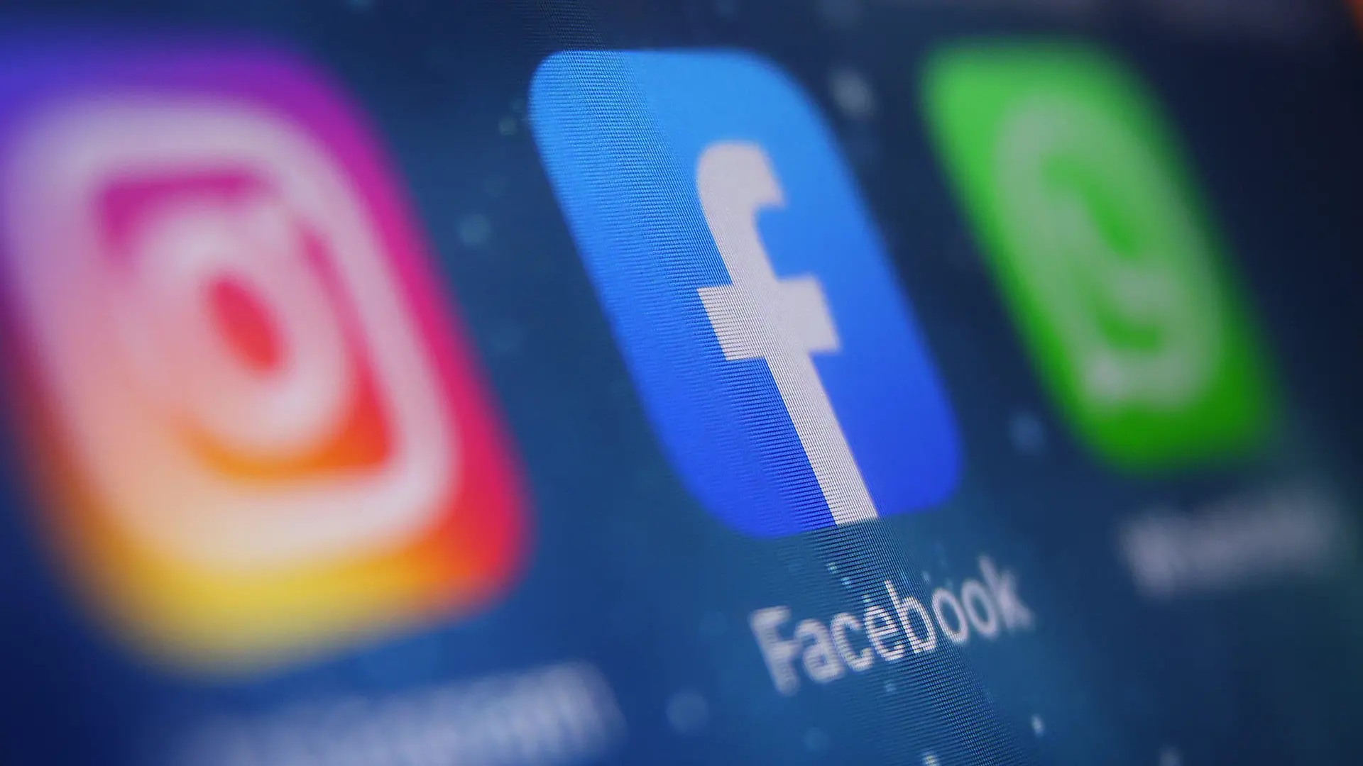 04.10.2021, Bayern, Kempten: ILLUSTRATION - Auf dem Bildschirm eines Smartphones sind die Icons von Instagram, Facebook und WhatsApp zu sehen. (zu dpa: Großer Ausfall: Facebook-Dienste für viele Nutzer nicht verfügbar) Foto: Karl-Josef Hildenbrand/dpa +++ dpa-Bildfunk +++