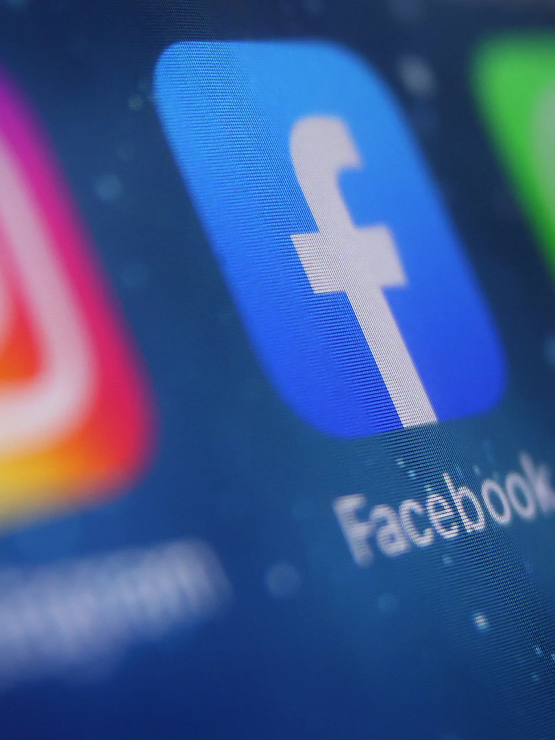 04.10.2021, Bayern, Kempten: ILLUSTRATION - Auf dem Bildschirm eines Smartphones sind die Icons von Instagram, Facebook und WhatsApp zu sehen. (zu dpa: Großer Ausfall: Facebook-Dienste für viele Nutzer nicht verfügbar) Foto: Karl-Josef Hildenbrand/dpa +++ dpa-Bildfunk +++