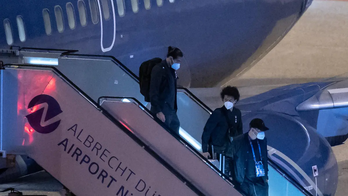 Fußball: EM, Achtelfinale, nach dem Spiel England - Deutschland, Rückkehr der Nationalmannschaft vom Albrecht Dürer Flughafen Nürnberg. Emre Can (l) und Leroy Sane (M) steigen aus dem Flieger aus.