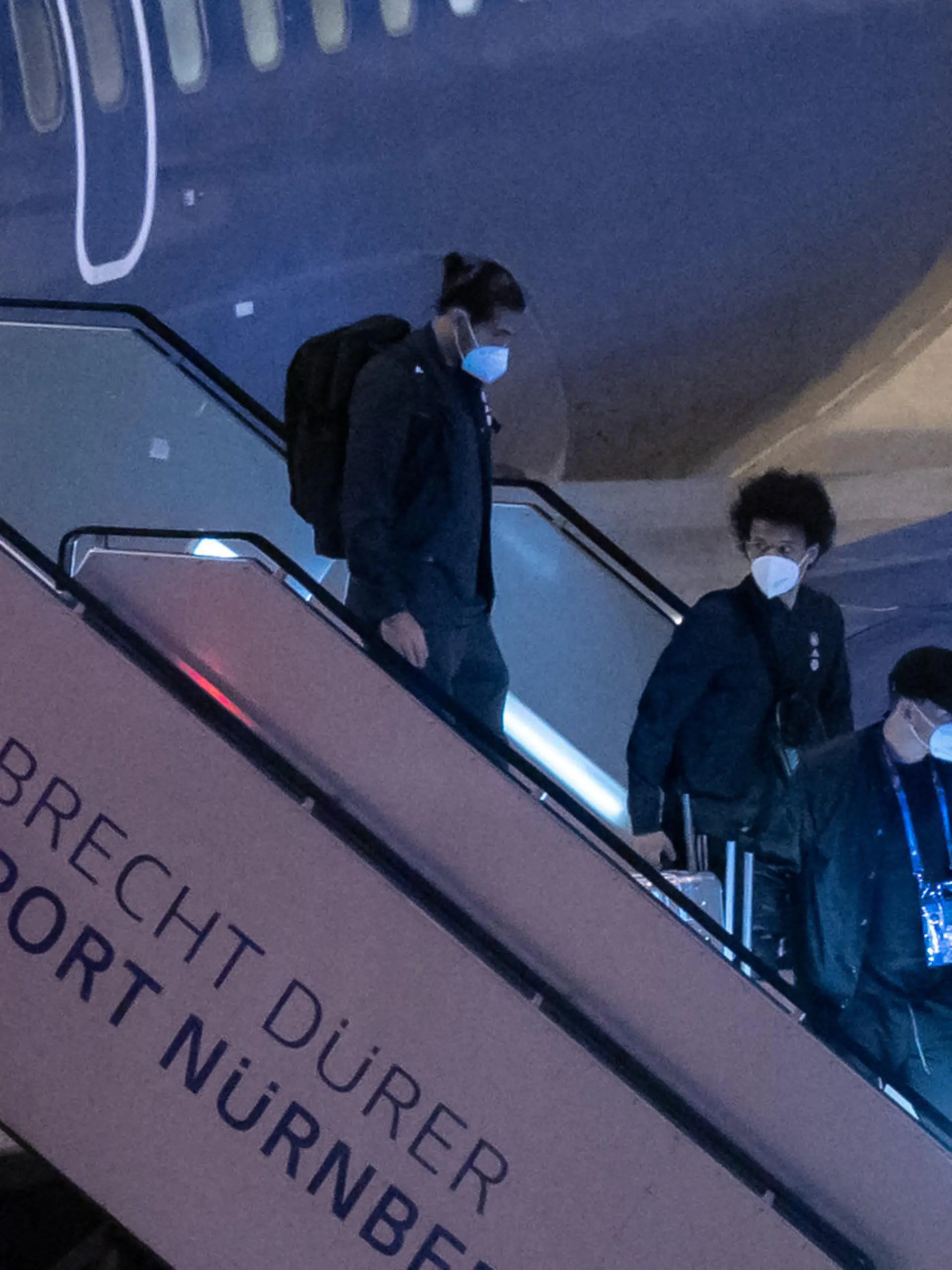 Fußball: EM, Achtelfinale, nach dem Spiel England - Deutschland, Rückkehr der Nationalmannschaft vom Albrecht Dürer Flughafen Nürnberg. Emre Can (l) und Leroy Sane (M) steigen aus dem Flieger aus.