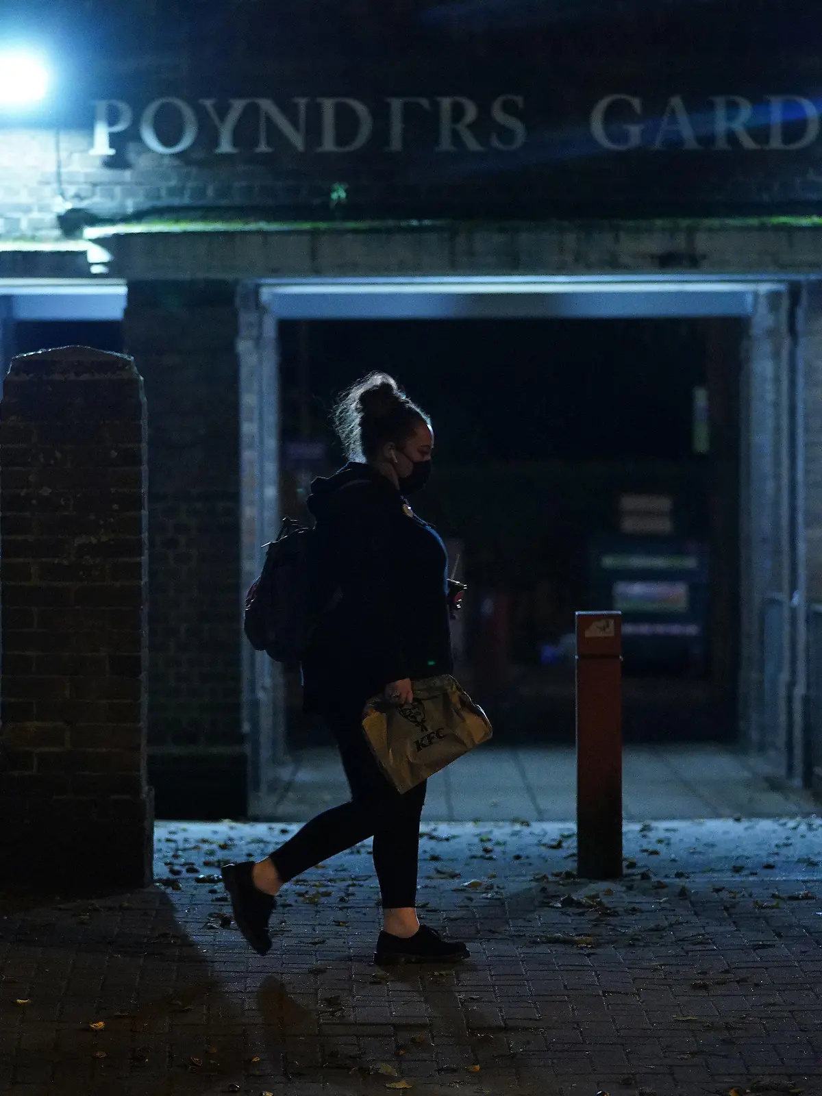 01.10.2021, Großbritannien, London: Eine Frau läuft nach Einbruch der Dunkelheit allein durch Südlondon. Die jüngsten Verhaltensempfehlungen der Londoner Polizei für Frauen als Reaktion auf den Mord an Sarah Everard sind auf scharfe Kritik gestoßen. (zu dpa: «Kritik an Polizeiempfehlungen für Frauen nach Mordfall Sarah Everard») Foto: Yui Mok/PA Wire/dpa +++ dpa-Bildfunk +++