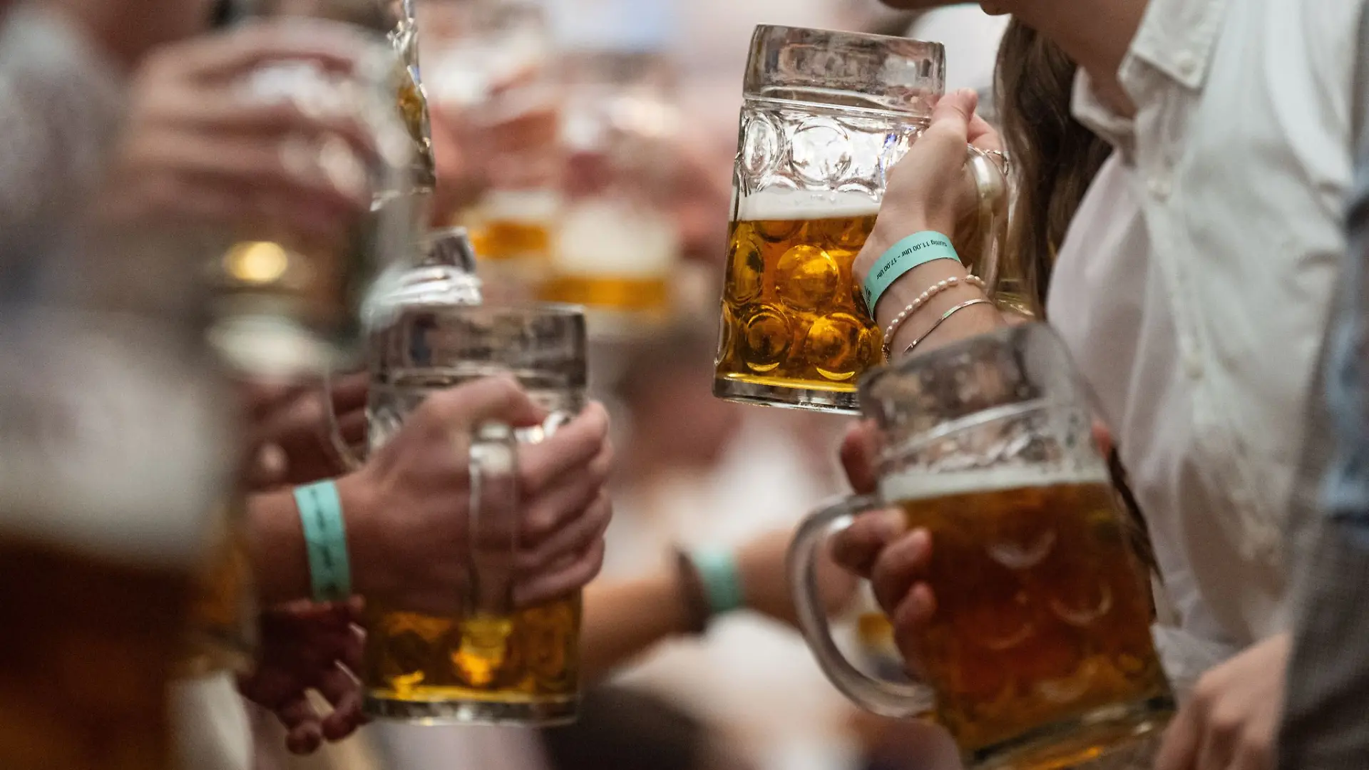 Die Besucherinnen und Besucher des Stuttgarter Frühlingsfestes müssen in diesem Jahr im Festzelt wieder etwas tiefer in die Tasche greifen: Der Preis für die Maß Bier steigt nach Angaben der Veranstalter leicht an.(Archivbild)