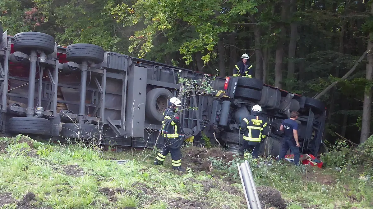 Unfall bei Fuldabrück: Der Sattelschlepper hatte die Leitplanke durchbrochen.