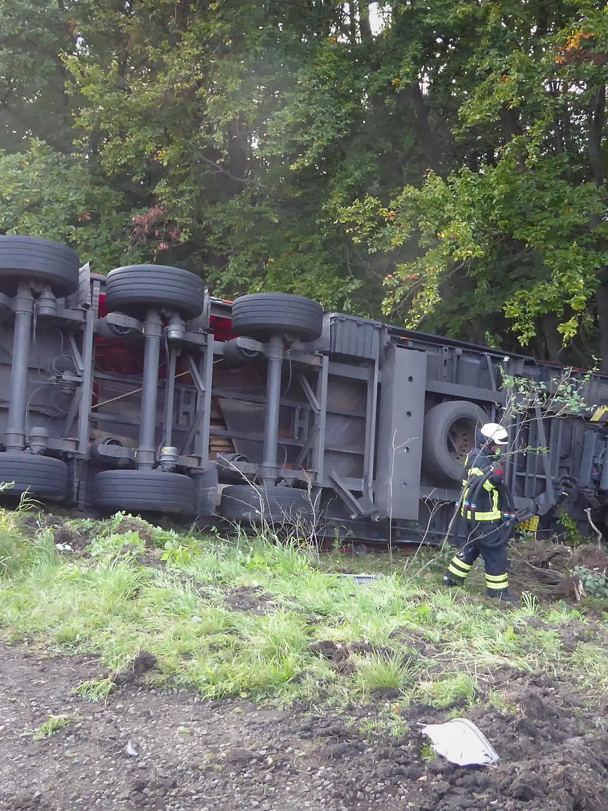 Unfall bei Fuldabrück: Der Sattelschlepper hatte die Leitplanke durchbrochen.