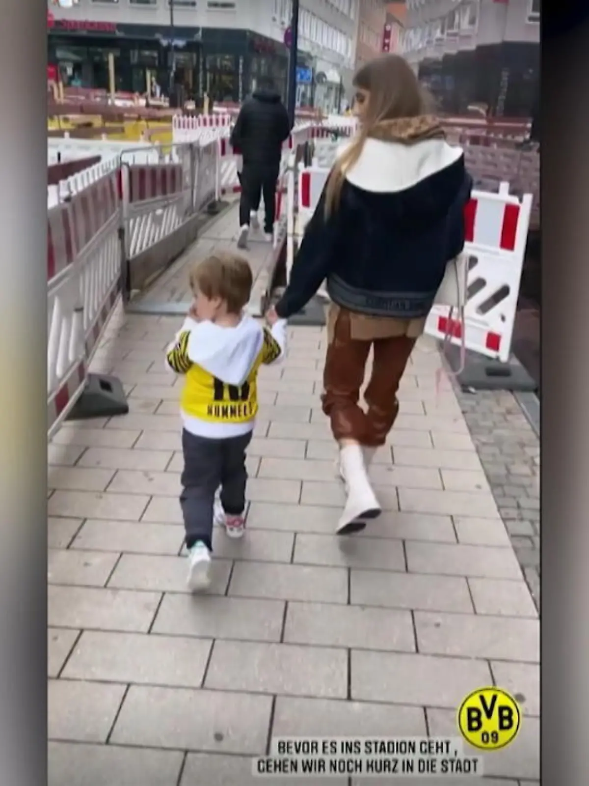 Bild zu: "Hier feuert Cathy Hummels Mats im BVB-Stadion an"
