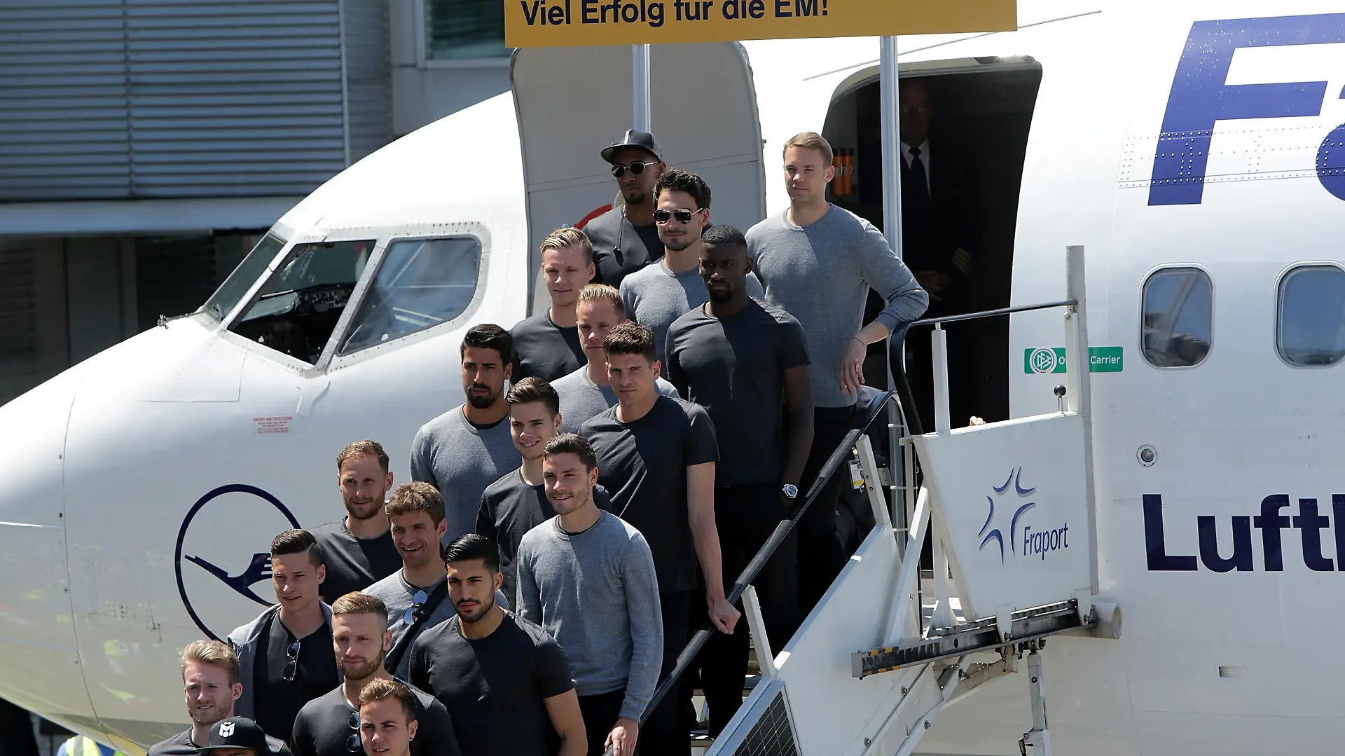 Abflug der Deutschen Nationalmannschaft vom Frankfurter Flughafen aus nach Chambéry zur Europameisterschaft nach Frankreich Torwart Manuel Neuer (Deutschland),Torwart Marc-Andre ter Stegen (Deutschland),Torwart Bernd Leno (Deutschland),Jérome Boateng (Deutschland),Jonas Hector (Deutschland),Shkodran Mustafi (Deutschland),Mats Hummels (Deutschland),Antonio RÃ_diger (Deutschland),Emre Can (Deutschland),Mario Götze (Deutschland),Sami Khedira (Deutschland),Toni Kroos (Deutschland),Thomas MÃ_ller (Deutschland),Mesut Ãzil (Deutschland),Lukas Podolski (Deutschland),André SchÃ_rrle (Deutschland),Bastian Schweinsteiger (Deutschland),Julian Draxler (Deutschland),Mario Gomez (Deutschland), Benedikt Höwedes (Deutschland),Joshua Kimmich (Deutschland),Julian Weigl (Deutschland), Leroy Sane (Deutschland), Trainer Joachim Löw (Deutschland),Co-Trainer Thomas Schneider (Deutschland),Team-Manager Oliver Bierhoff (Deutschland) Foto © nordphoto / Bratic