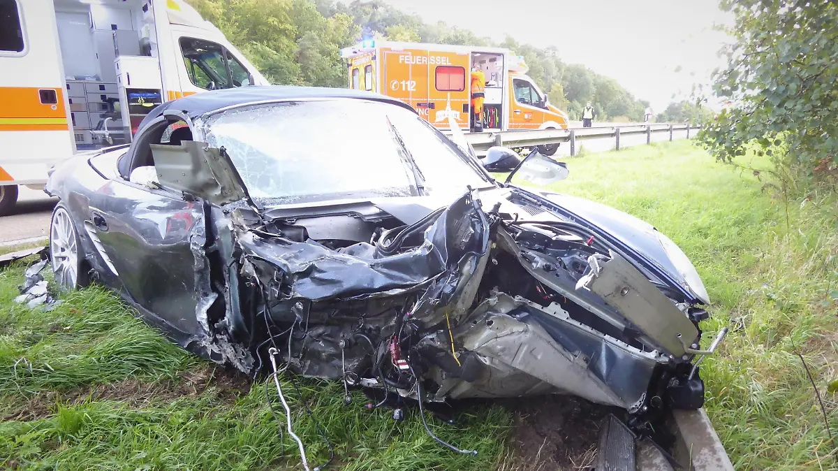 Zwei Menschen wurden bei dem Unfall bei Fuldabrück verletzt.