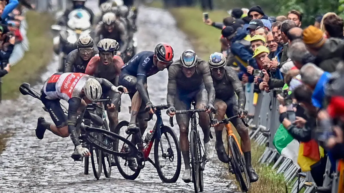 ROT // Sturz auf dem Pave von Wallers Arenberg von Mads Pedersen (Daenemark / Team Trek - Segafredo) - Vorne Mathieu Van Der Poel (Niederlande / Team Alpecin - Fenix) - Paris - Roubaix 2021 - Paris-Roubaix - ParisRoubaix - ParisRoubaix - ? Roth-Foto - CV - Roth & Roth (Markus und Michael Roth) - www.Roth-Foto.de - Weitere Fotos in der Bilddatenbank www.Roth-Foto.de , NUR DEUTSCHLAND -