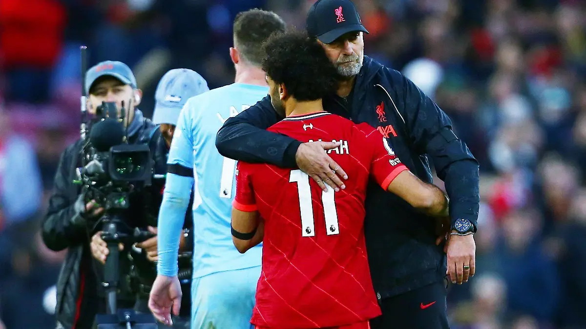 Mandatory Credit: Photo by Matt West/Shutterstock 12519923bk Liverpool manager Jurgen Klopp with Mohamed Salah at the end of the game Liverpool v Manchester City, Premier League, Football, Anfield, Liverpool, UK - 03 Oct 2021 EDITORIAL USE ONLY No use with unauthorised audio, video, data, fixture lists, club/league logos or live services. Online in-match use limited to 120 images, no video emulation. No use in betting, games or single club/league/player publications. Liverpool v Manchester City, Premier League, Football, Anfield, Liverpool, UK - 03 Oct 2021 EDITORIAL USE ONLY No use with unauthorised audio, video, data, fixture lists, club/league logos or live services. Online in-match use limited to 120 images, no video emulation. No use in betting, games or single club/league/player publications. PUBLICATIONxINxGERxSUIxAUTXHUNxGRExMLTxCYPxROMxBULxUAExKSAxONLY Copyright: xMattxWest/Shutterstockx 12519923bk 