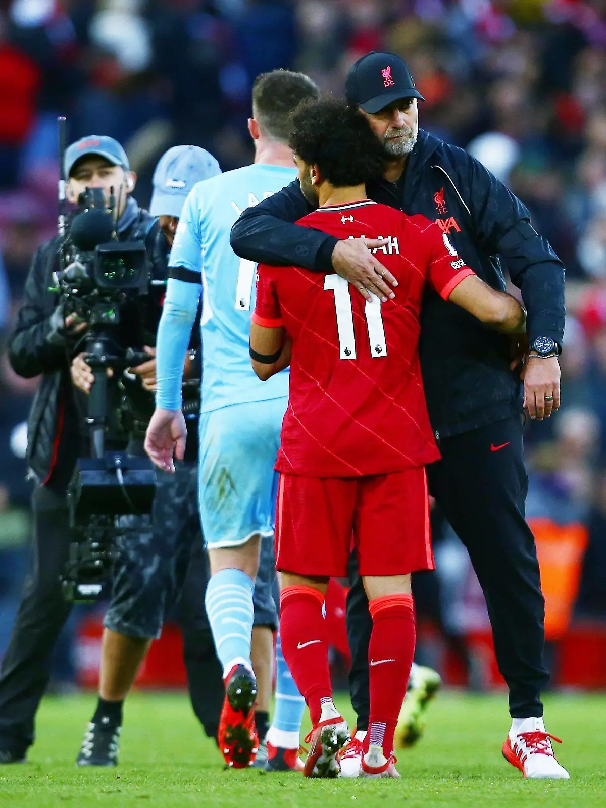 Mandatory Credit: Photo by Matt West/Shutterstock 12519923bk Liverpool manager Jurgen Klopp with Mohamed Salah at the end of the game Liverpool v Manchester City, Premier League, Football, Anfield, Liverpool, UK - 03 Oct 2021 EDITORIAL USE ONLY No use with unauthorised audio, video, data, fixture lists, club/league logos or live services. Online in-match use limited to 120 images, no video emulation. No use in betting, games or single club/league/player publications. Liverpool v Manchester City, Premier League, Football, Anfield, Liverpool, UK - 03 Oct 2021 EDITORIAL USE ONLY No use with unauthorised audio, video, data, fixture lists, club/league logos or live services. Online in-match use limited to 120 images, no video emulation. No use in betting, games or single club/league/player publications. PUBLICATIONxINxGERxSUIxAUTXHUNxGRExMLTxCYPxROMxBULxUAExKSAxONLY Copyright: xMattxWest/Shutterstockx 12519923bk 