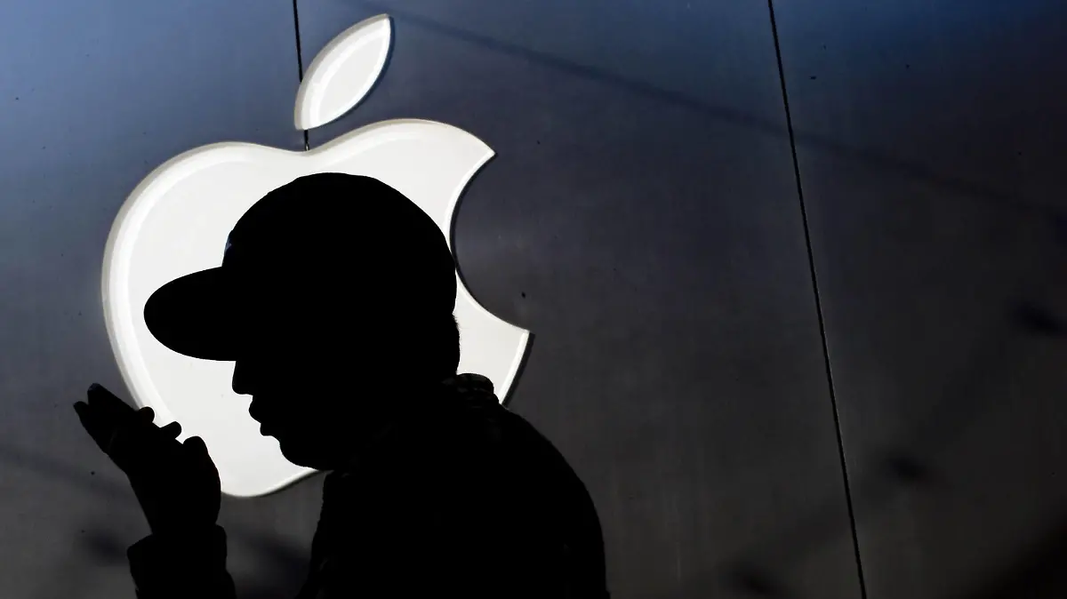 June 6, 2017:FILE: The feature, called Do Not Disturb While Driving, will be part of Apple s iOS 11, a new version of the operating software for Apple mobile devices. Whenever the phone is connected to a car using either Bluetooth or a cable, or if the car is moving, the phone will withhold any notifications for things like text messages or news updates. If someone does text you while you re driving, the phone can respond with an automatic message telling them you re driving and can t respond just now. The iPhone screen will also be locked to prevent drivers from using many of their apps while driving. Passengers who are just riding, and not driving, will have the ability to disable the feature. Pictured: Oct. 14, 2011 - Irvine, California, U.S. - Brian Chavarriaga, 20, of Huntington Beach had his new iPhone 4S out of the box for mere moments before he used Siri, a new voice recognitio PUBLICATIONxINxGERxSUIxAUTxONLY - ZUMAo44_ 20170606_sha_o44_133 Copyright: xJoshuaxSudockx