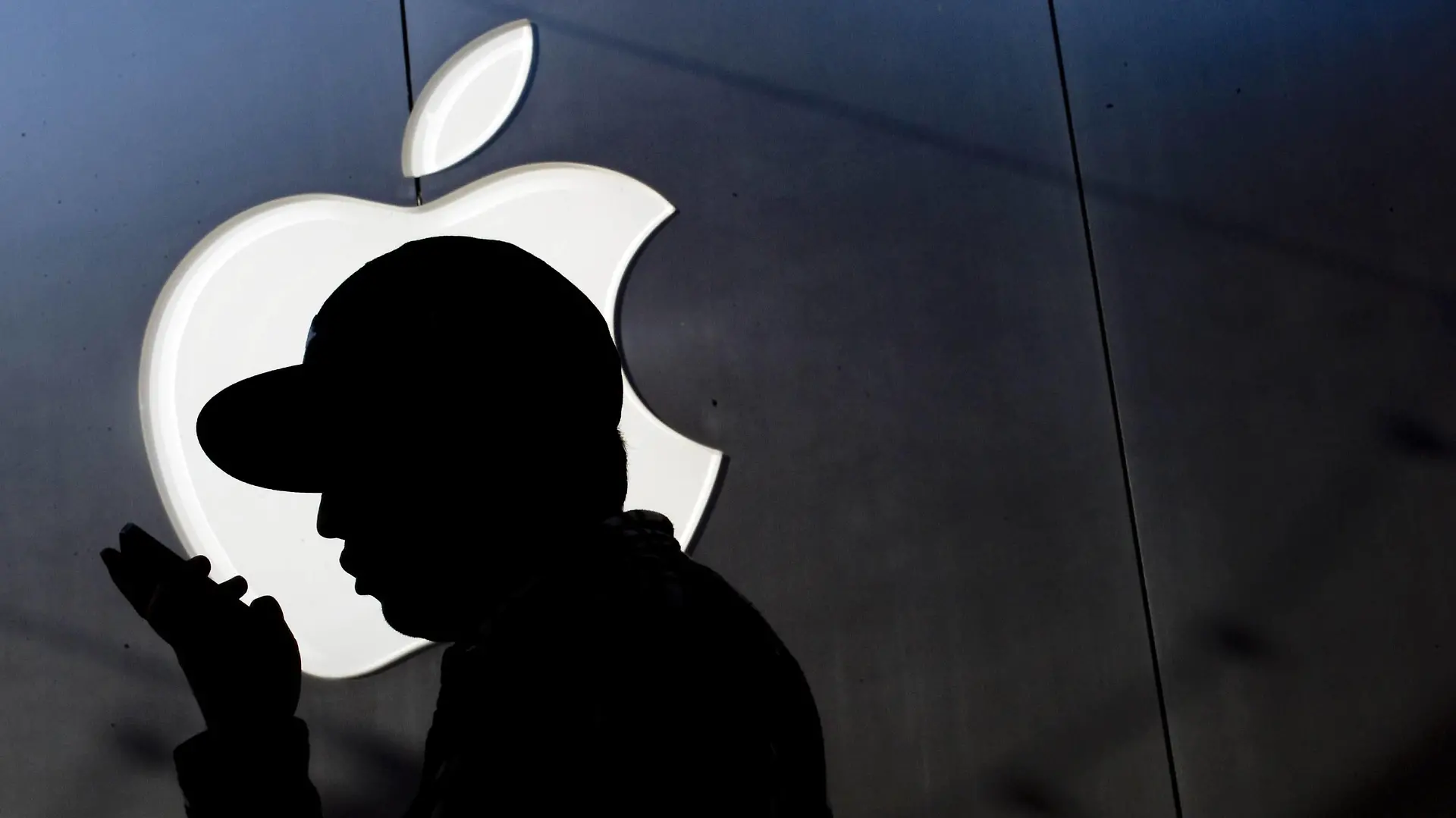 June 6, 2017:FILE: The feature, called Do Not Disturb While Driving, will be part of Apple s iOS 11, a new version of the operating software for Apple mobile devices. Whenever the phone is connected to a car using either Bluetooth or a cable, or if the car is moving, the phone will withhold any notifications for things like text messages or news updates. If someone does text you while you re driving, the phone can respond with an automatic message telling them you re driving and can t respond just now. The iPhone screen will also be locked to prevent drivers from using many of their apps while driving. Passengers who are just riding, and not driving, will have the ability to disable the feature. Pictured: Oct. 14, 2011 - Irvine, California, U.S. - Brian Chavarriaga, 20, of Huntington Beach had his new iPhone 4S out of the box for mere moments before he used Siri, a new voice recognitio PUBLICATIONxINxGERxSUIxAUTxONLY - ZUMAo44_ 20170606_sha_o44_133 Copyright: xJoshuaxSudockx  