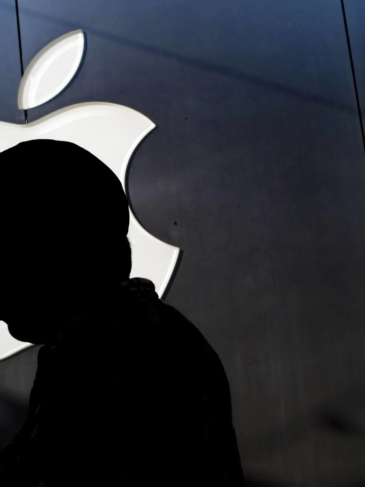 June 6, 2017:FILE: The feature, called Do Not Disturb While Driving, will be part of Apple s iOS 11, a new version of the operating software for Apple mobile devices. Whenever the phone is connected to a car using either Bluetooth or a cable, or if the car is moving, the phone will withhold any notifications for things like text messages or news updates. If someone does text you while you re driving, the phone can respond with an automatic message telling them you re driving and can t respond just now. The iPhone screen will also be locked to prevent drivers from using many of their apps while driving. Passengers who are just riding, and not driving, will have the ability to disable the feature. Pictured: Oct. 14, 2011 - Irvine, California, U.S. - Brian Chavarriaga, 20, of Huntington Beach had his new iPhone 4S out of the box for mere moments before he used Siri, a new voice recognitio PUBLICATIONxINxGERxSUIxAUTxONLY - ZUMAo44_ 20170606_sha_o44_133 Copyright: xJoshuaxSudockx  