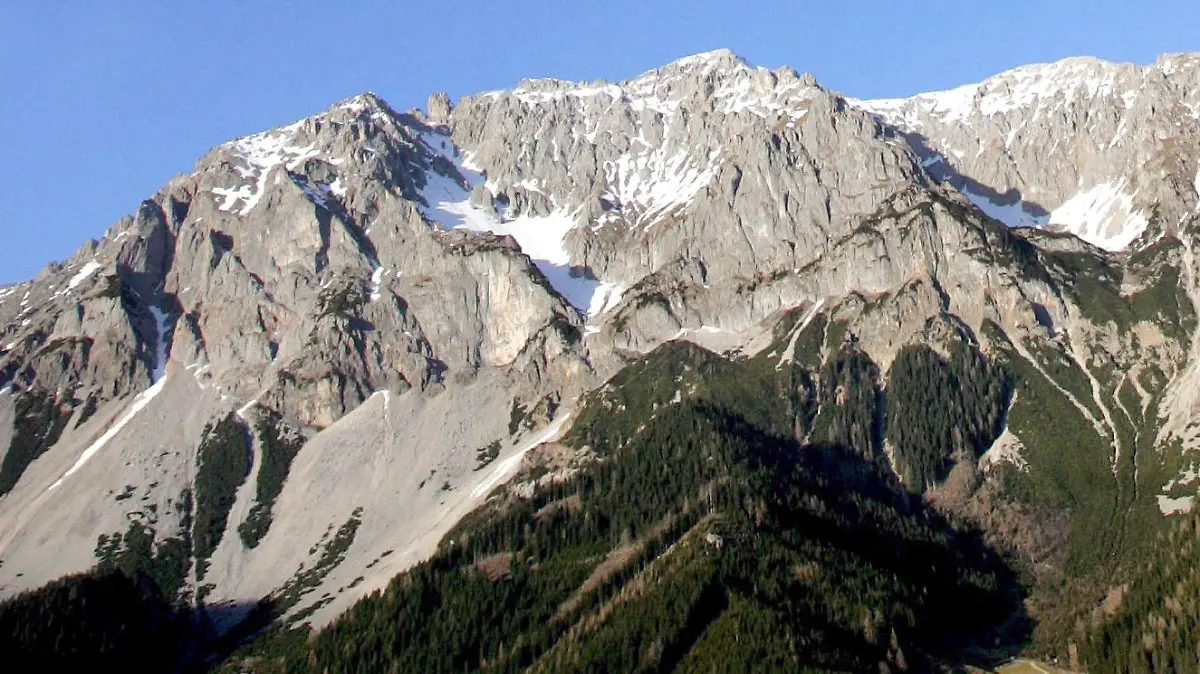Ein Skispringer bei der Nordischen Kombination am 16.12.2006 in Ramsau (Österreich) scheint auf einen fast schneefreien Gebirgszug zuzuspringen. Der Klimawandel gefährdet nahezu alle Wintersportgebiete in Deutschland und fast drei Viertel der Skiregionen in Österreich. In den vergangenen 25 Jahren stieg die Temperatur in den Alpen laut OECD drei Mal so schnell wie im weltweiten Durchschnitt. EPA/HELMUT FOHRINGER (zu dpa-Themenpaket "Klimawandel in den Alpen" vom 15.12.2006) +++(c) dpa - Bildfunk+++