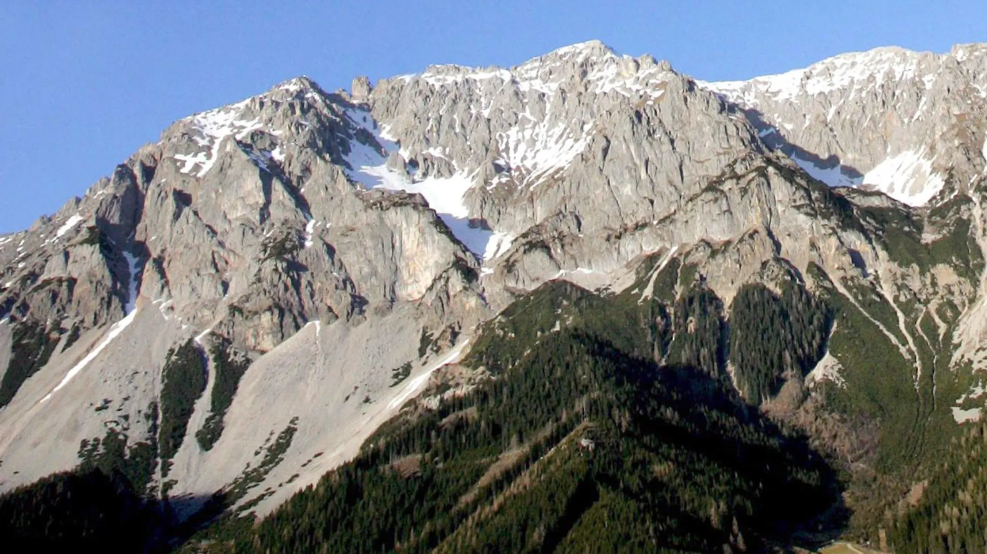 Ein Skispringer bei der Nordischen Kombination am 16.12.2006 in Ramsau (Österreich) scheint auf einen fast schneefreien Gebirgszug zuzuspringen. Der Klimawandel gefährdet nahezu alle Wintersportgebiete in Deutschland und fast drei Viertel der Skiregionen in Österreich. In den vergangenen 25 Jahren stieg die Temperatur in den Alpen laut OECD drei Mal so schnell wie im weltweiten Durchschnitt. EPA/HELMUT FOHRINGER (zu dpa-Themenpaket "Klimawandel in den Alpen" vom 15.12.2006) +++(c) dpa - Bildfunk+++