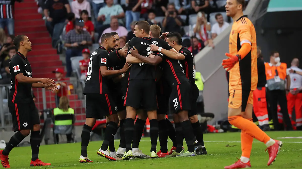 FC Bayern - Eintracht Frankfurt Manuel Neuer frustriert nach dem Ausgleichstor - Jubel bei Frankfurt München Bayern Deutschland Allianz Arena *** FC Bayern Eintracht Frankfurt Manuel Neuer frustrated after equalising goal Jubilations at Frankfurt Munich Bayern Germany Allianz Arena