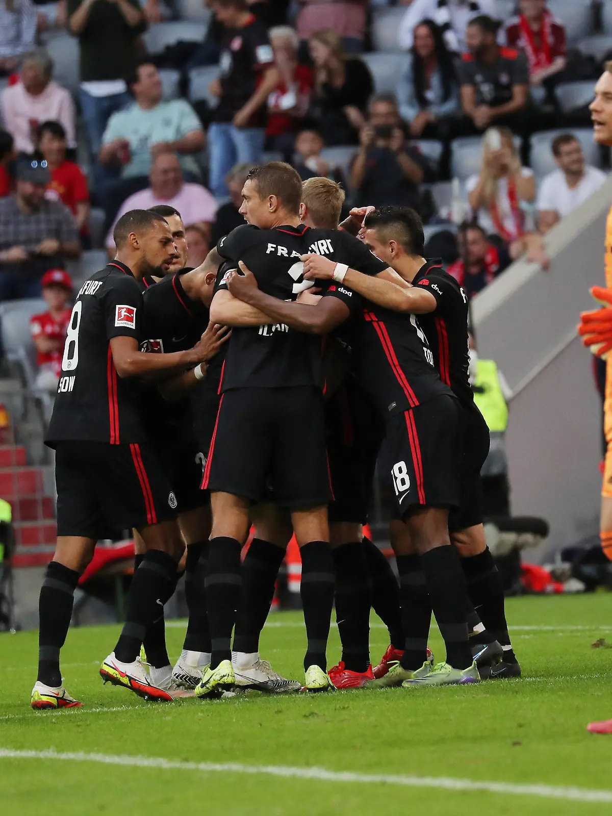 FC Bayern - Eintracht Frankfurt Manuel Neuer frustriert nach dem Ausgleichstor - Jubel bei Frankfurt München Bayern Deutschland Allianz Arena *** FC Bayern Eintracht Frankfurt Manuel Neuer frustrated after equalising goal Jubilations at Frankfurt Munich Bayern Germany Allianz Arena 