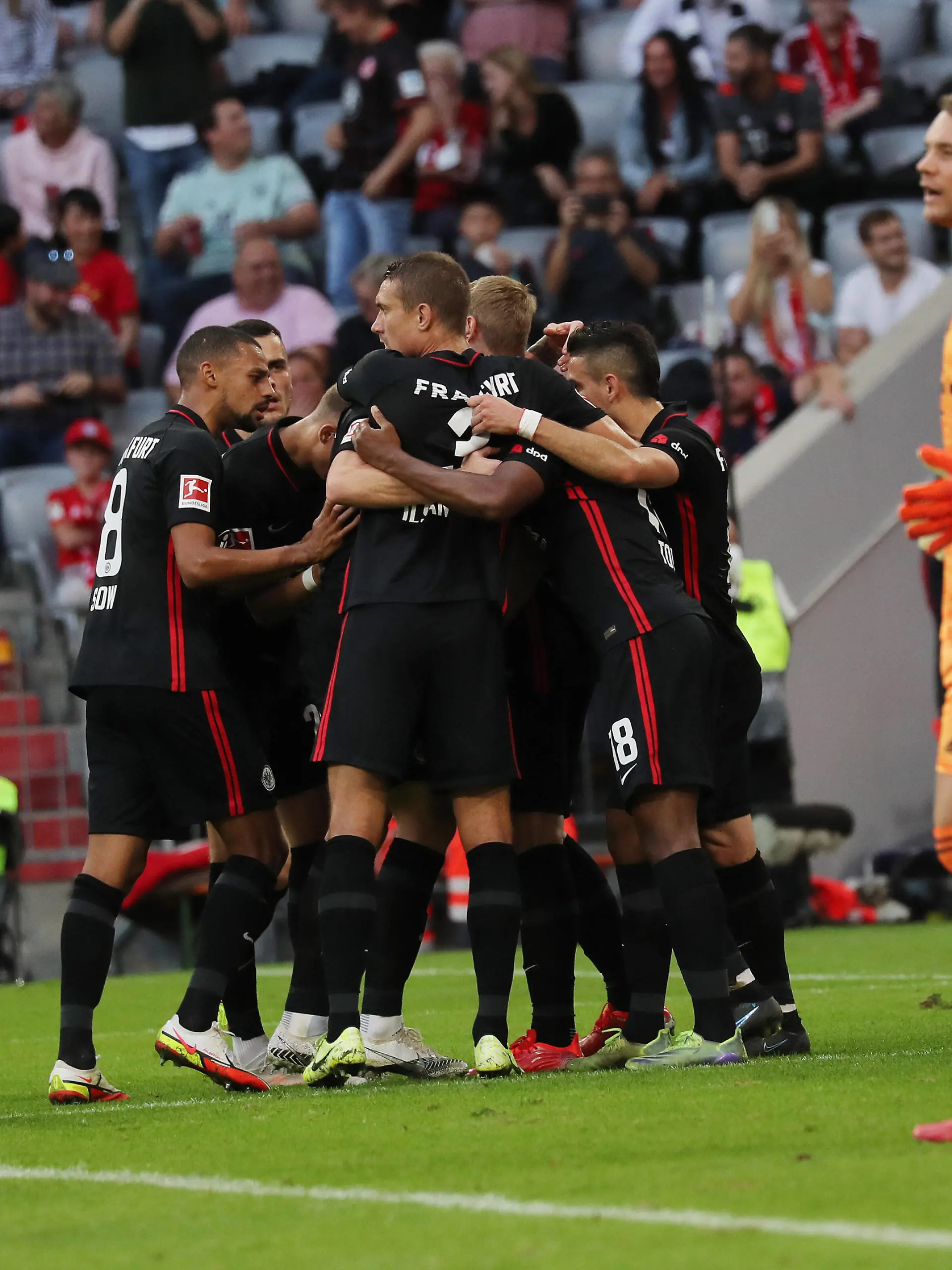 FC Bayern - Eintracht Frankfurt Manuel Neuer frustriert nach dem Ausgleichstor - Jubel bei Frankfurt München Bayern Deutschland Allianz Arena *** FC Bayern Eintracht Frankfurt Manuel Neuer frustrated after equalising goal Jubilations at Frankfurt Munich Bayern Germany Allianz Arena 