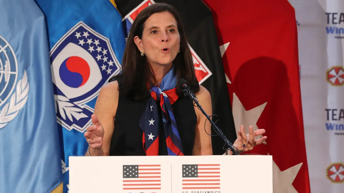 ARCHIV - 01.08.2017, Südkorea, Seoul: Lisa Baird, damalige Marketingchefin des Olympischen Komitees der USA, spricht über das Team USA WinterFest für die bevorstehenden Olympischen Winterspiele 2018 in Pyeongchang in der Yongsan Garrison, einer US-Militärbasis in Seoul. Nach dem Bekanntwerden eines Missbrauchsskandals um frühere Trainer in der US-Frauenfußball-Profiliga NWSL ist Ligachefin Lisa Baird zurückgetreten. (zu dpa: «Chefin der US-Frauenfußball-Liga nach Skandal zurückgetreten») Foto: Lee Jin-Man/AP/dpa +++ dpa-Bildfunk +++