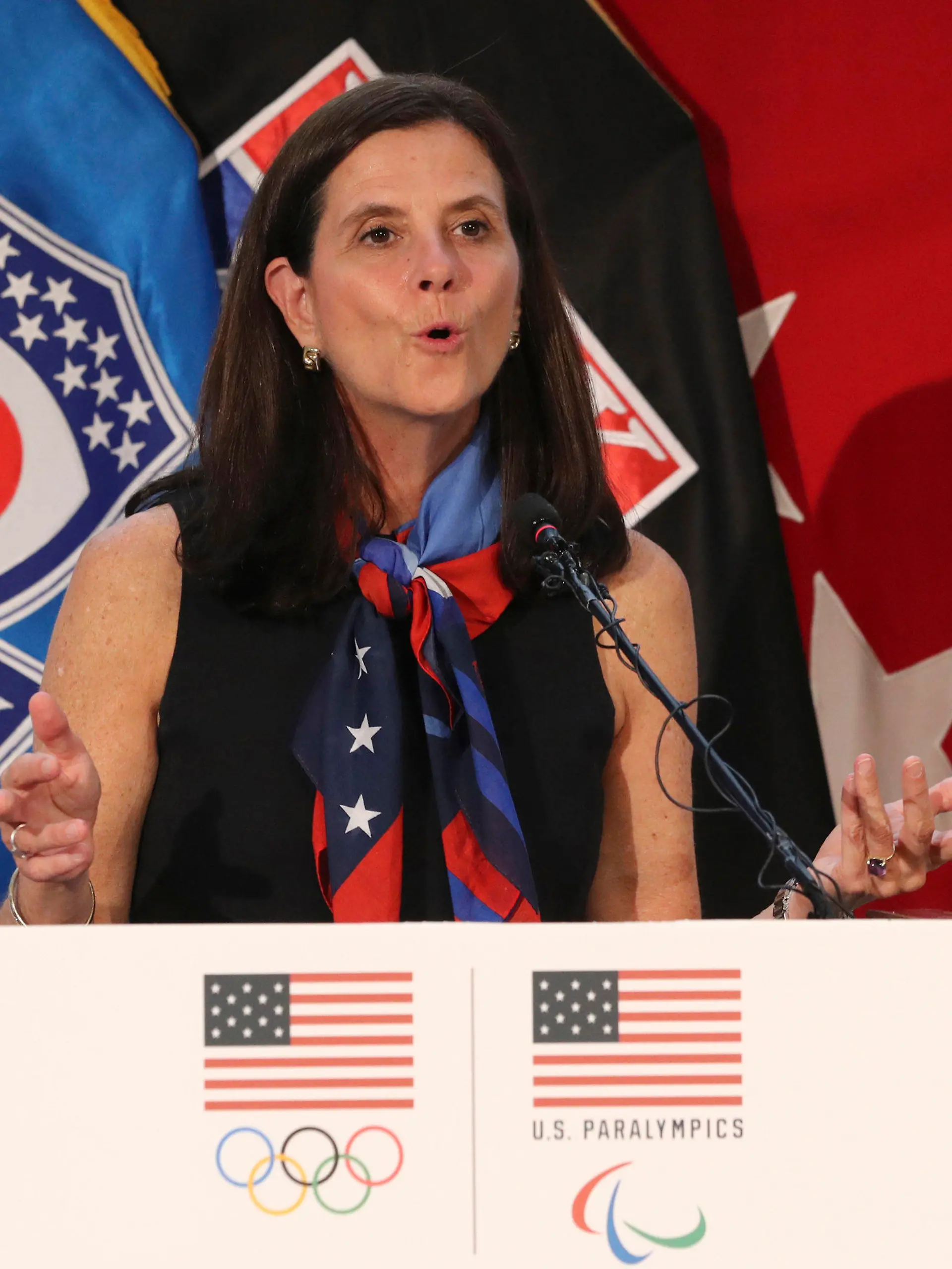 ARCHIV - 01.08.2017, Südkorea, Seoul: Lisa Baird, damalige Marketingchefin des Olympischen Komitees der USA, spricht über das Team USA WinterFest für die bevorstehenden Olympischen Winterspiele 2018 in Pyeongchang in der Yongsan Garrison, einer US-Militärbasis in Seoul. Nach dem Bekanntwerden eines Missbrauchsskandals um frühere Trainer in der US-Frauenfußball-Profiliga NWSL ist Ligachefin Lisa Baird zurückgetreten. (zu dpa: «Chefin der US-Frauenfußball-Liga nach Skandal zurückgetreten») Foto: Lee Jin-Man/AP/dpa +++ dpa-Bildfunk +++