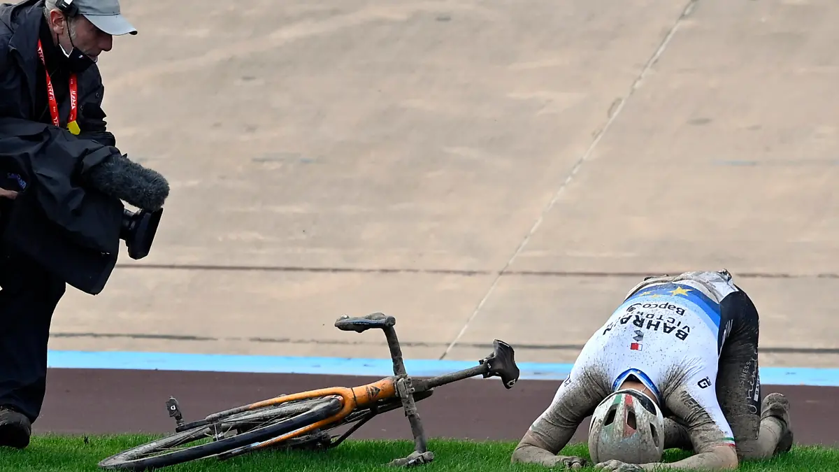 Italian Sonny Colbrelli of Bahrain Victorious celebrates after winning the men elite race of the 'Paris-Roubaix' cycling event, 257,7km from Compiegne to Roubaix, France on Sunday 03 October 2021. BELGA PHOTO ERIC LALMAND