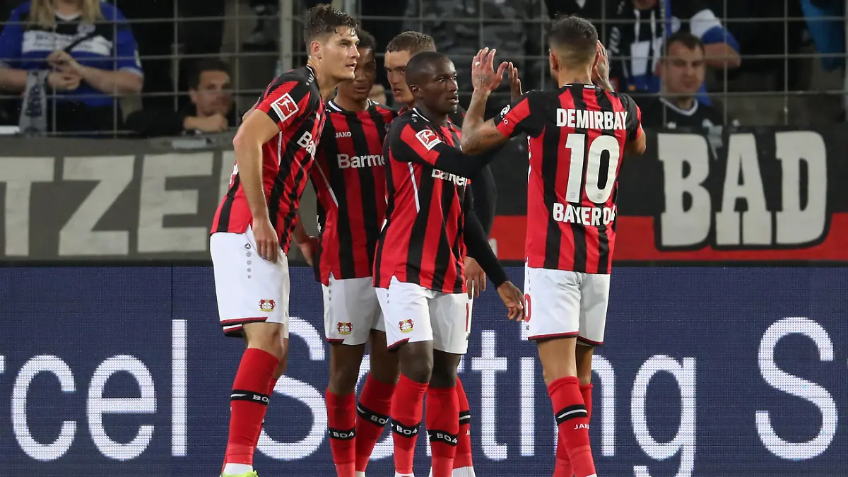 Fußball: Bundesliga, Arminia Bielefeld - Bayer Leverkusen, 7. Spieltag in der SchücoArena. Leverkusens Torschütze Moussa Diaby (2.v.r) feiert seinen Treffer zum 0:1 mit Patrik Schick (l-r), Amine Adli, Florian Wirtz und Kerem Demirbay.
