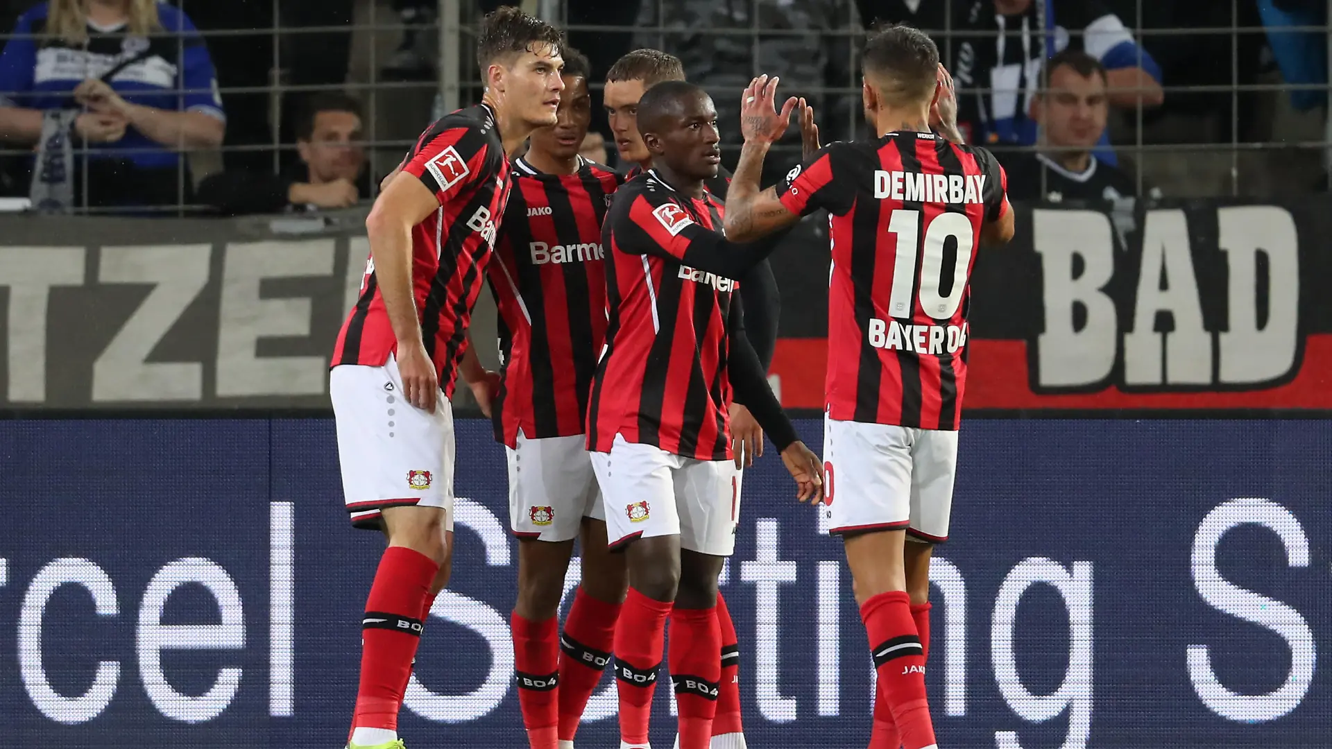 Fußball: Bundesliga, Arminia Bielefeld - Bayer Leverkusen, 7. Spieltag in der SchücoArena. Leverkusens Torschütze Moussa Diaby (2.v.r) feiert seinen Treffer zum 0:1 mit Patrik Schick (l-r), Amine Adli, Florian Wirtz und Kerem Demirbay.