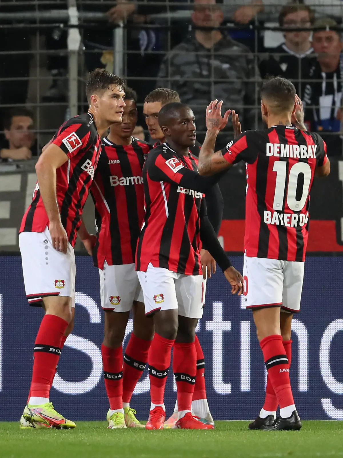Fußball: Bundesliga, Arminia Bielefeld - Bayer Leverkusen, 7. Spieltag in der SchücoArena. Leverkusens Torschütze Moussa Diaby (2.v.r) feiert seinen Treffer zum 0:1 mit Patrik Schick (l-r), Amine Adli, Florian Wirtz und Kerem Demirbay.