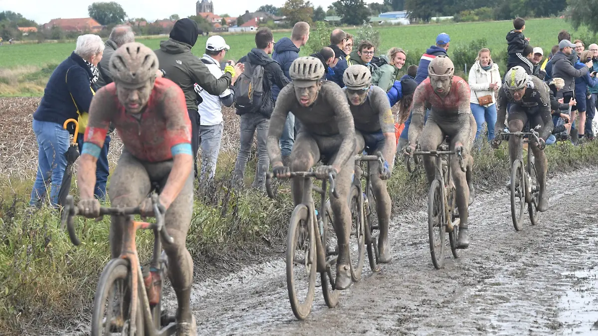 ©PHOTOPQR/VOIX DU NORD/Philippe Pauchet ; 03/10/2021 ; web ambiance paris roubaix secteur Mons en pevele PH PAUCHET LA VOIX DU NORD - 2021/10/03. mudy atmosphere on Paris Roubaix cycling race.
