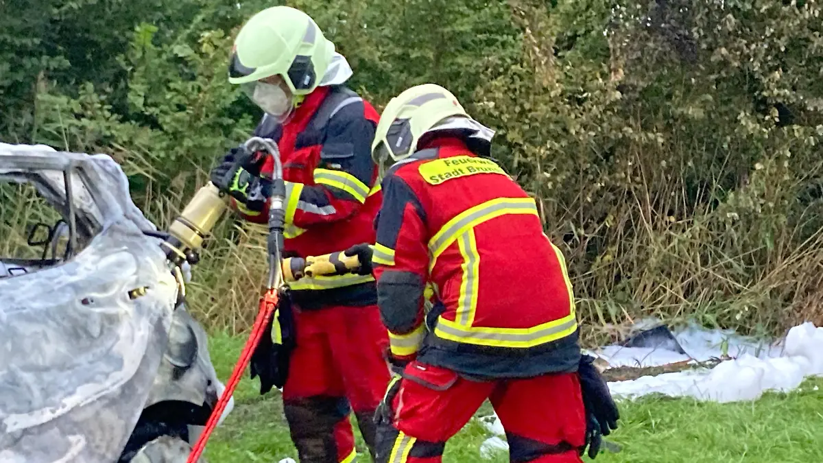 Die Einsatzkräfte mussten das Fahrzeug zerschneiden, um an die Leichname heranzukommen.