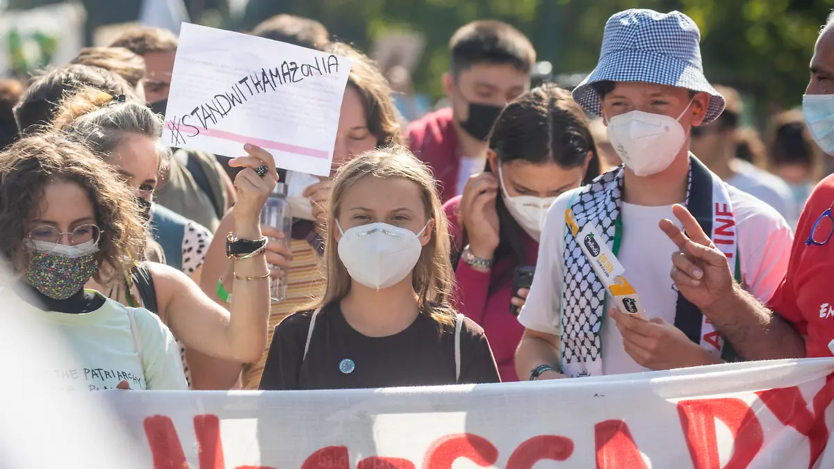 Friday For Future 2021 In Milan The Swedish climate activist Greta Thunberg partecipate to Fridays for Future Student strike held in Milan, Italy, on October 1, 2021. The event took place during the Pre-COP Event in Milan where thematic working groups spoke and discussed with ministers attending the COP26 UN climate change conference in Glasgow this November. Milan Italy ujetto-fridayfo211001_npYX2 PUBLICATIONxNOTxINxFRA Copyright: xMauroxUjettox