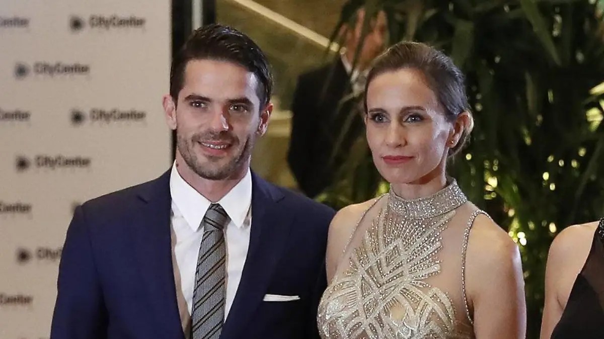 Hochzeit Lionel Messi und Antonella Rocuzzo in Rosario (L-R) Ever Banega and his wife Valeria Juna, Fernando Gago and his wife Gisela Dulko and Angel Di Maria and his wife Jorgelina Cardoso pose at the wedding of Argentinian soccer player Lionel Messi and Antonella Rocuzzo, in Rosario, Santa Fe, Argentina, 30 June 2017. Wedding of Argentinian soccer player Lionel Messi and Antonella Rocuzzo in Rosario !ACHTUNG: NUR REDAKTIONELLE NUTZUNG! PUBLICATIONxINxGERxSUIxAUTxONLY Copyright: xDavidxFernßndezx BAS029 20170701-636344750411671865
Wedding Lionel Messi and Antonella in Rosario l r ever Banega and His wife Valeria Juna Fernando Gago and His wife Gisela Dulko and Angel Tue Mary and His wife Jorgelina Cardoso Pose AT The Wedding of Argentinian Soccer Player Lionel Messi and Antonella in Rosario Santa Fe Argentina 30 June 2017 Wedding of Argentinian Soccer Player Lionel Messi and Antonella in Rosario ATTENTION only editorial Use PUBLICATIONxINxGERxSUIxAUTxONLY Copyright xDavidxFernßndezx