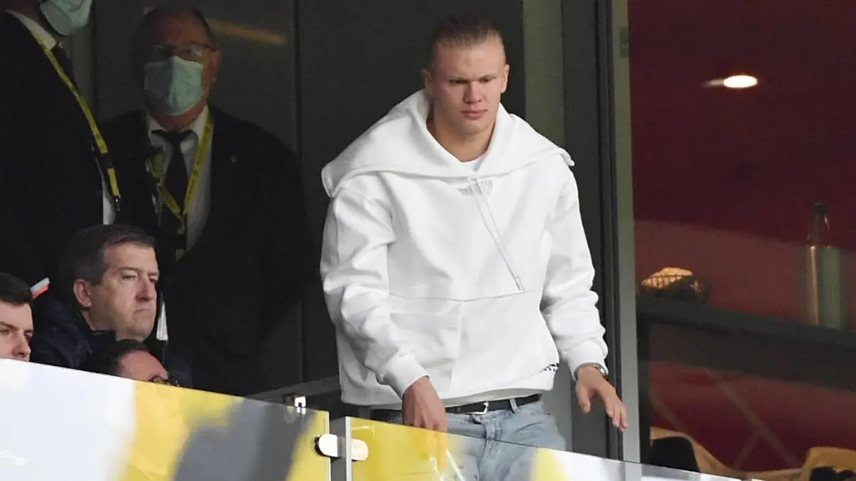 Erling Haaland Borussia Dortmund auf der Tribüne 02.10.2021, Fussball GER, Saison 2021 2022, 1. Bundesliga, 7. Spieltag, Borussia Dortmund - FC Augsburg, Foto: Maik Hölter/TEAM2sportphoto ***DFL regulations prohibit any use of photographs as image sequences and/or quasi-video.*** Dortmund Nordrhein Westfalen Deutschland *** Erling Haaland Borussia Dortmund in the stands 02 10 2021, Football GER, Season 2021 2022, 1 Bundesliga, Matchday 7, Borussia Dortmund FC Augsburg, Photo Maik Hölter TEAM2sportphoto DFL regulations prohibit any use of photographs as image sequences and or quasi video Dortmund Nordrhein Westfalen Germany Team2